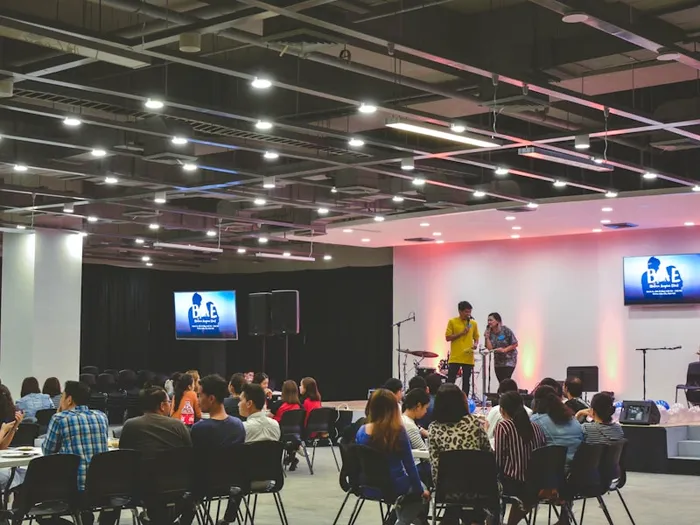 Lindsey King speaking at a coaching event
